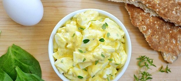 Салат с кальмарами и яйцом