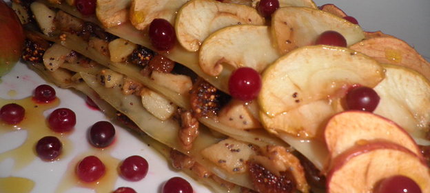 Яблочная лазанья с изюмом и орехами