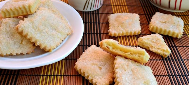 Простое печенье из быстрого слоеного теста на сметане