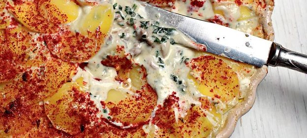 Запеканка из картофеля с цесаркой и голубым сыром