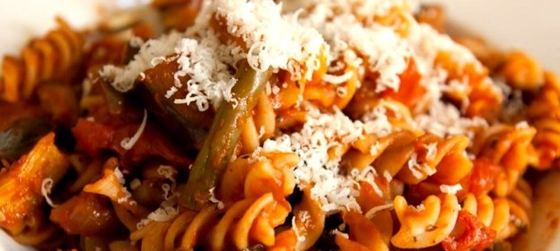 Паста с овощами в томатном соусе