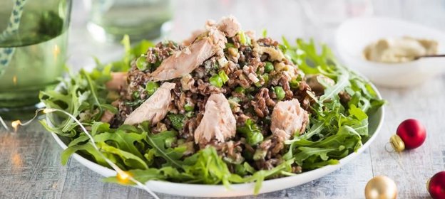 Салат из копченого лосося, горошка и риса