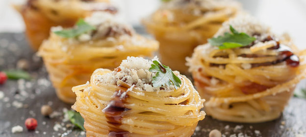 Гнезда из спагетти со специями