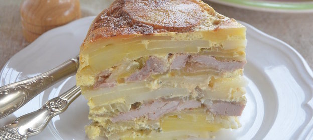 Картофельно-яблочная запеканка со свининой в мультиварке