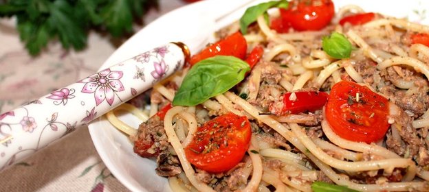 Спагетти с ореховым тапенадом, черри, вялеными помидорами и тунцом