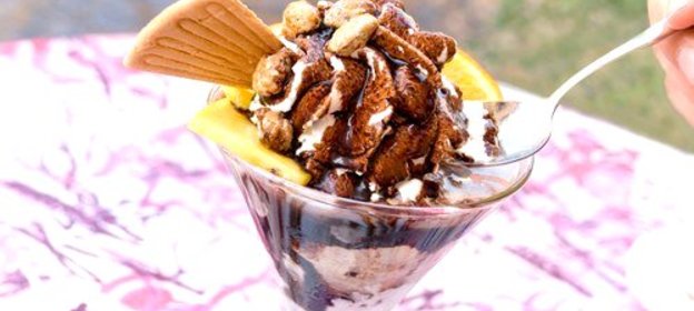 Теплый соленый карамельный соус с ванильным мороженым и карамелизованными орехами