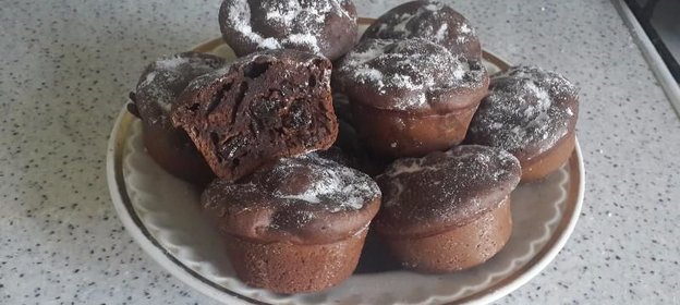 Шоколадные маффины с какао и изюмом