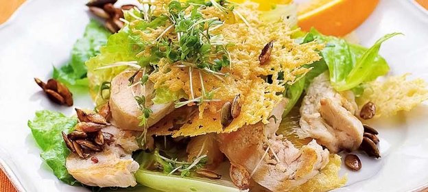 Куриный салат с апельсинами, тыквенными семечками и кресс-салатом
