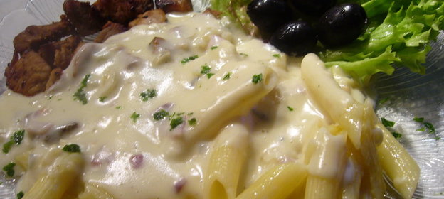 Паста пенне под соусом голубых кровей