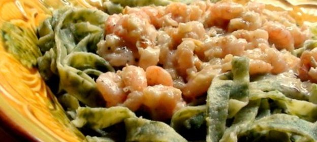 Домашняя чесночно-шпинатная лапша под чесночно-медовым соусом (с креветками)