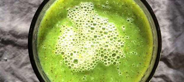 Зеленый смузи со шпинатом и киви