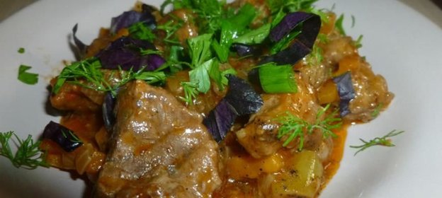 Гуляш с яблоком