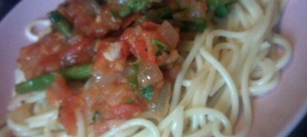 Спагетти с зеленой спаржей, помидорами и кинзой