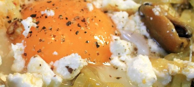 Яичница с мидиями и фетой