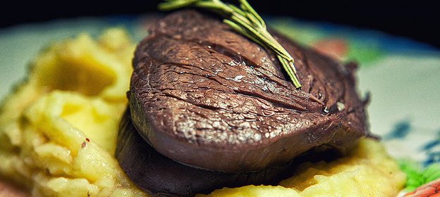 Бифштекс из вырезки, припущенный в красном вине