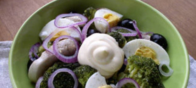 Салат Валенсия с брокколи и маслинами