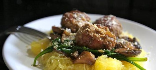 Спагетти сквош с фрикадельками и шпинатом