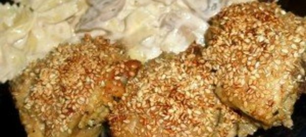 Пряные куриные бёдрышки в кунжуте на гарнир макароны-бантики в сливочно-грибном соусе