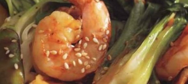 Креветки, жаренные с грибами и салатом бок чой