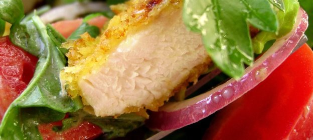 Салат с овощами и курицей карри