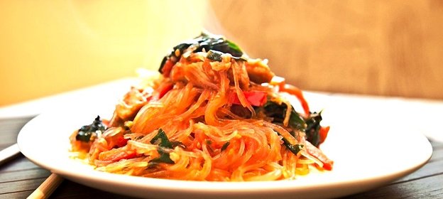 Стеклянная лапша с индейкой и шпинатом