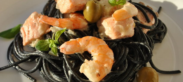 Спагетти с чернилами каракатицы в сливочном соусе с морепродуктами «Insolito»