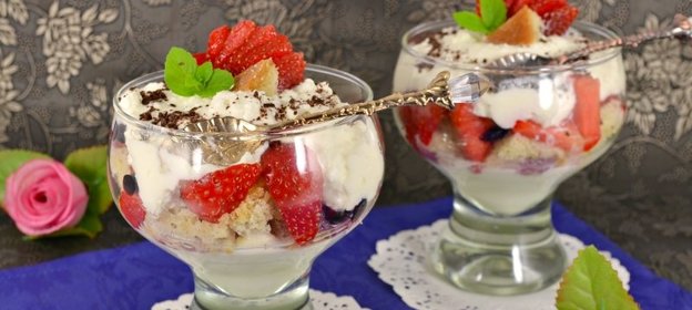 Творожно-ягодный десерт с бисквитом