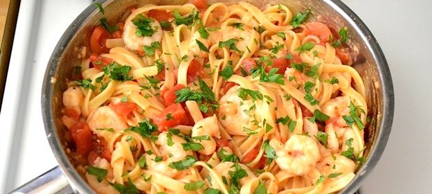 Паста с креветками, базиликом и помидорами
