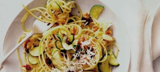 Спагетти с грецкими орехами, цуккини и изюмом