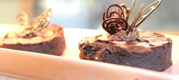 Брауни с кусочками шоколада и миндалем