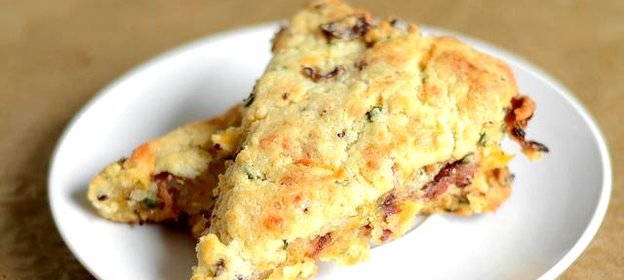 Лепешки с беконом, луком и сыром