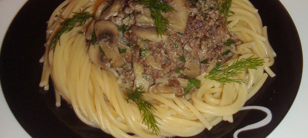 Паста с мясным фаршем и грибами в сметанном соусе