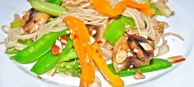 Лапша с овощами в воке