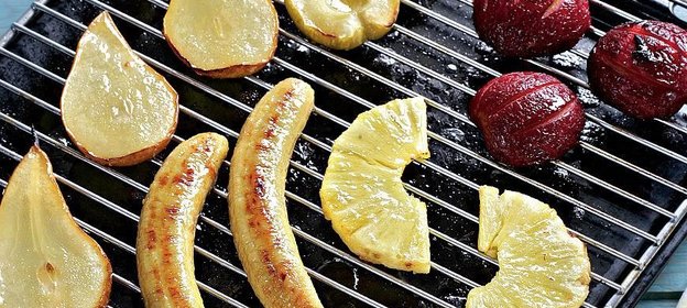 Печеные фрукты с йогуртовым соусом