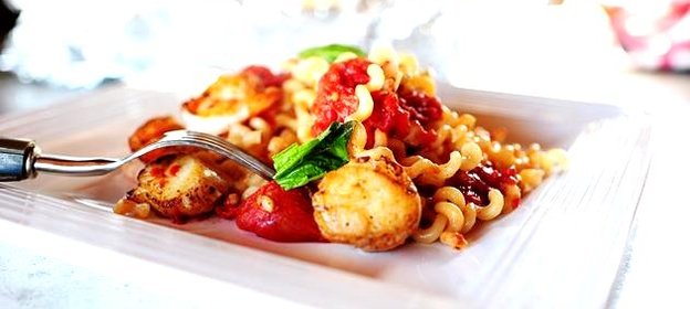 Паста с морепродуктами и помидорами