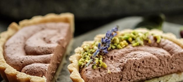 Тараталетки с фисташковой пастой, соленой карамелью и взбитым шоколадным ганашем