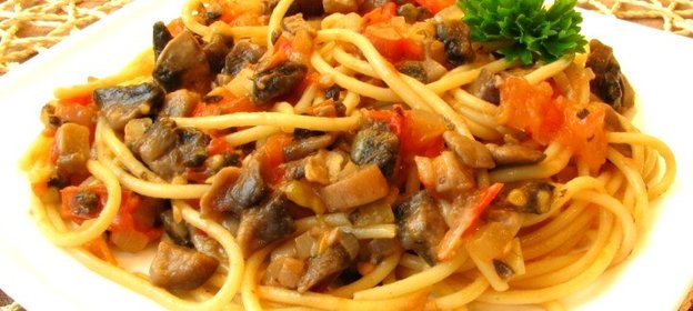 Спагетти с грибами и помидорами