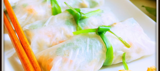 Нэм куан или «сырой» ролл из рисовой бумаги с креветками и салат в азиатском стиле