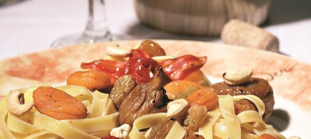 Паста с сухофруктами фламбе