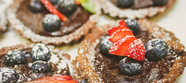 Шоколадные тарталетки с карамельным ганашем и клубникой