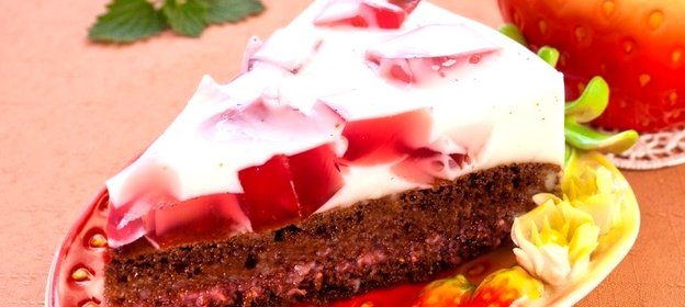 Шоколадный торт с молочно-клубничным желе