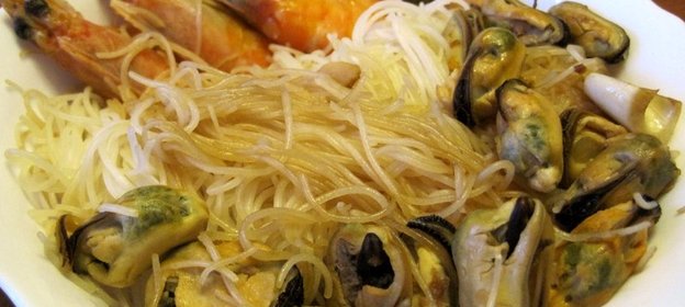 Рисовая лапша с креветками и мидиями