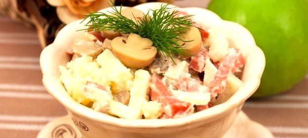 Салат с колбасой, картофелем и грибами