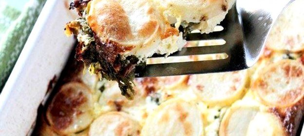 Картофельная запеканка с фетой и шпинатом