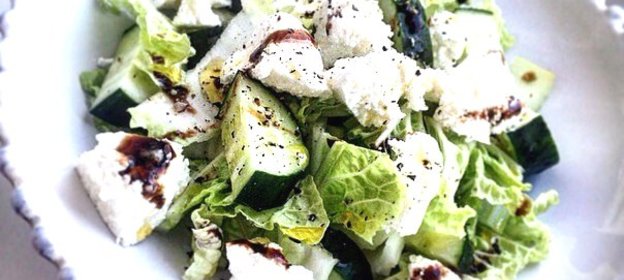 Диетический салат из огурца, китайской капусты и творога