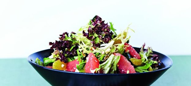 Салат с цитрусовыми и орехами