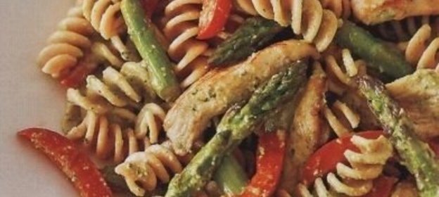 Макароны с куриным филе, овощами и соусом песто