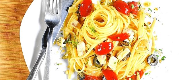 Баветте с меч-рыбой, маслинами и фенхелем