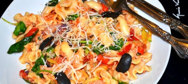 Кампанелле с тунцом, овощами и шпинатом
