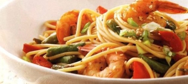 Спагетти с креветками и овощами